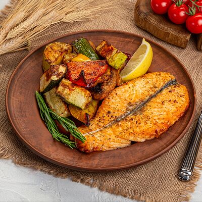 Филе семги с овощами в Русская кухня по цене 1445 ₽
