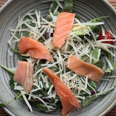 Салат летний с сёмгой в Sololaki по цене 530 ₽