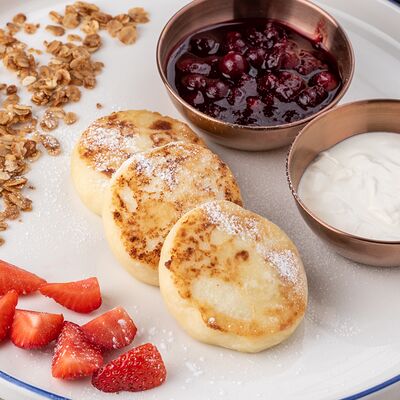 Сырники со сметаной и клубникойв Русская усадьба по цене 470 ₽