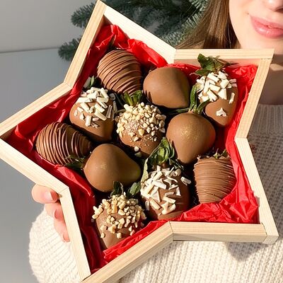 Клубника в шоколаде Звезда в Букет Альфред I клубника в шоколаде и букеты по цене 2990 ₽