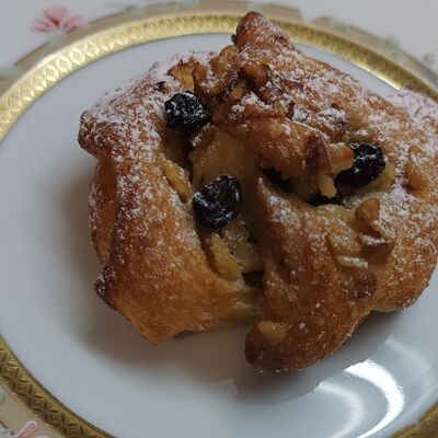 Булочка с изюмом и грецким орехом в Бахытик по цене 100 ₽