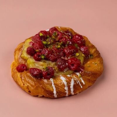 Вензель с малиной в Много хлеба по цене 196 ₽