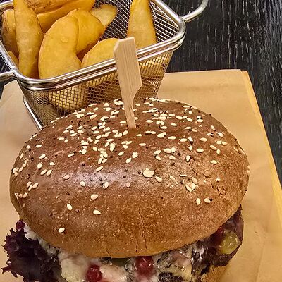 Бургер с котлетой из говядины на зерновой булочке и картофелем по-деревенски в Траттория Semplice по цене 960 ₽