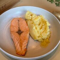 Печеный лосось с пюре в Bistro Оstro