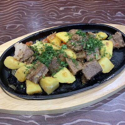 Говядина запеченная с картофелем в Астория по цене 580 ₽