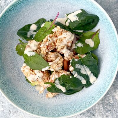 Салат с хрустящим цыпленком, авокадо, томатами и йогуртовым соусом в Food market skolkovo по цене 570 ₽