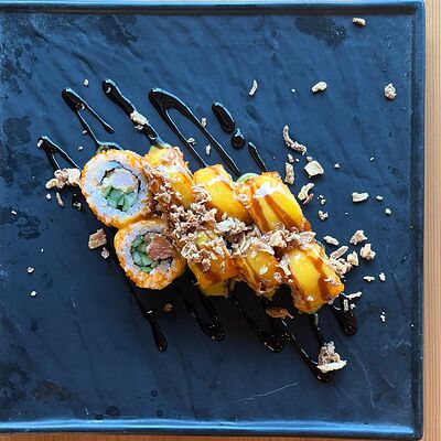 Ролл с креветкой темпура и манго соусом в Sofa&par по цене 410 ₽