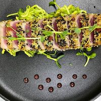 Стейк тунца с овощной сальсой в Марбелья