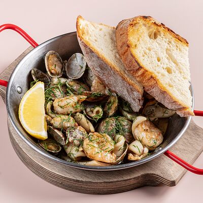 Морепродукты на сковороде в Avgust13 по цене 1800 ₽