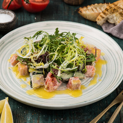 Салат с копченным лососем и авокадо в ЛарисуВаннуХочу по цене 560