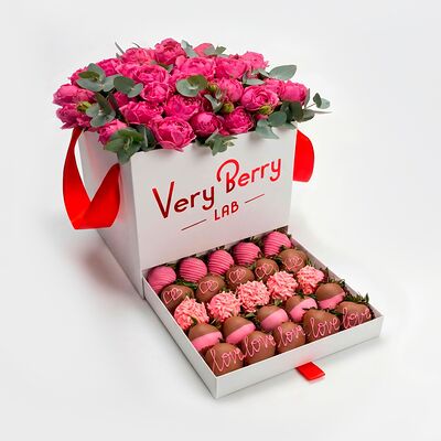 Шкатулка с клубникой и кустовыми розами L в Клубника в шоколаде VeryBerryLab по цене 20690 ₽