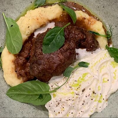 Телячьи щечки, тушенные в соусе Демиглас с картофельным пюре и муссом из сыра Пармезан в ресторан 