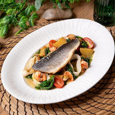 Филе сибаса с обжаренным картофелем, шпинатом и морепродуктами в Белок по цене 1950 ₽