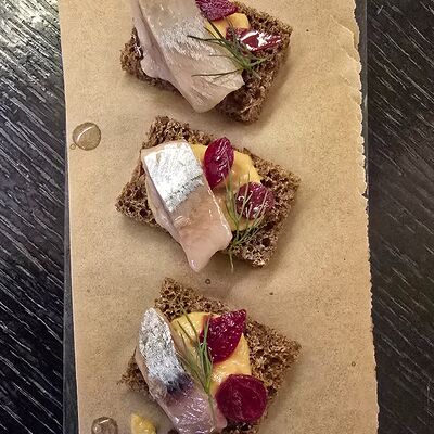 Мини-брускетты с селедкой в Траттория Semplice по цене 350 ₽