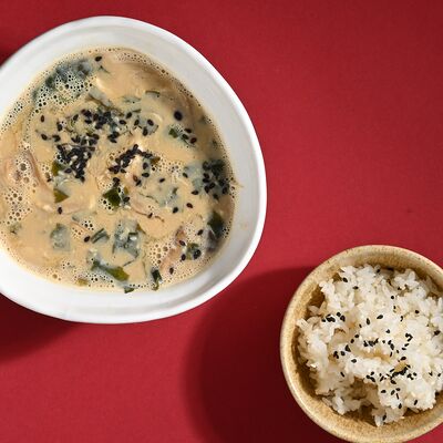 Мисо суп с вешенками, вакаме и яйцом в Ики изакая по цене 350 ₽