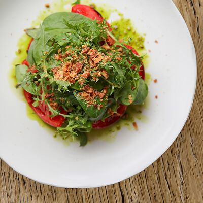 Салат с козьим сыром и томатами в Loro по цене 1250 ₽