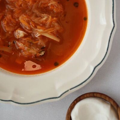 Щи из квашеной капусты с пампушками и сметаной в Луи по цене 429 ₽