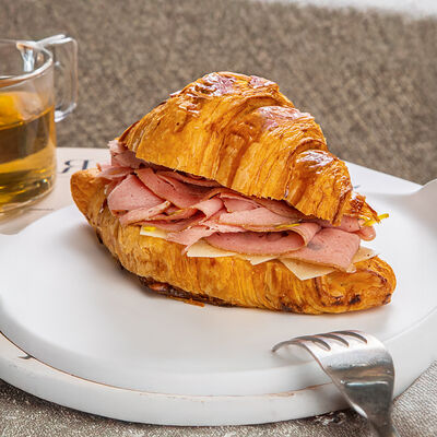 Круассан с органической телячьей колбасой и сыром в М2 Органик Клуб Патриаршие по цене 790 ₽