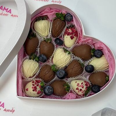 Сердце, наполненное клубникой в шоколаде в Berry sweets по цене 4100 ₽
