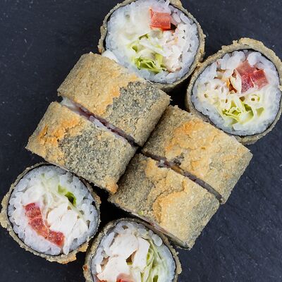 Жареный ролл с курицей и сыром в Хорошие руки - Роллы по цене 915 ₽
