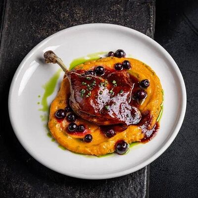 Утиная ножка, пюре из батата и соус демиглас в Техникум по цене 1090 ₽