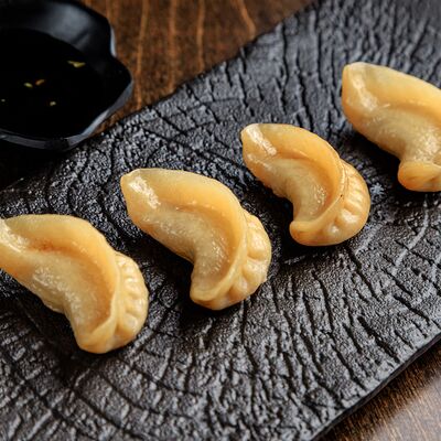 Гедза с говядиной в Суши & Саке Izakaya Bar по цене 516 ₽