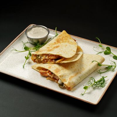 Кесадилья с курицей в Pinta Haus по цене 550 ₽