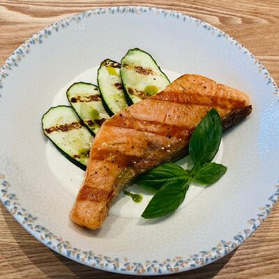 Стейк из лосося на углях в DVOR гриль-бистро по цене 1480 ₽