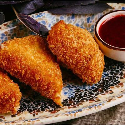 Жареный сулугуни с соусом ткемали в Дэда по цене 650 ₽