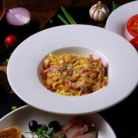 Лингвини Карбонара на желтках в Smoke Inn