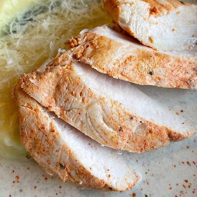 Цыплёнок су-вид с грибным соусом и картофельным пюре с пармезаном в More More по цене 385