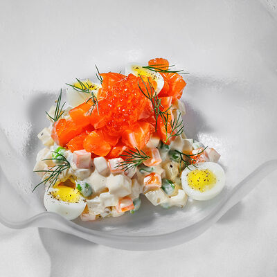 Оливье с мурманской форелью и красной икрой в Sadko по цене 858 ₽