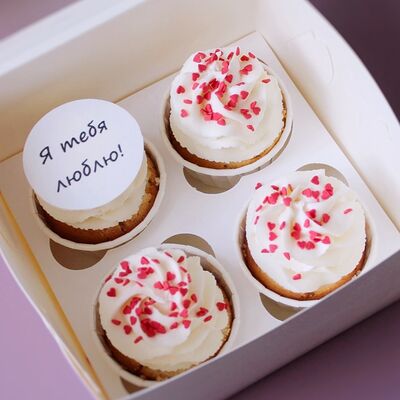 Капкейки с табличкой я тебя люблю и посыпкой сердечкив Savoro по цене 2200 ₽