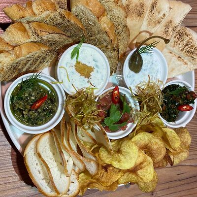 Хлебный микс и ассорти намазок в Караоке Соло по цене 620 ₽