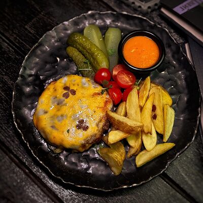 Бифштекс с картофельными долькамив Tangiers Lounge по цене 940 ₽