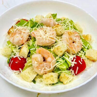 Салат Цезарь с королевскими креветками в Фитнес меню по цене 750 ₽