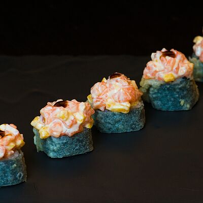 Теплый ролл с лососем в Чайхана в ТЦ Океания по цене 1560 ₽