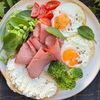 Глазунья с копченой говядиной и брокколи в Корица по цене 685