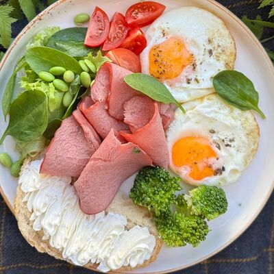 Глазунья с копченой говядиной и брокколи в Корица по цене 685 ₽