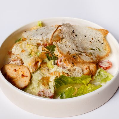 Цезарь с куриным филе в Уголь по цене 610 ₽