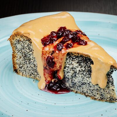 Теплый маковый пирог с соусом из сгущенного молока в Cruise по цене 350 ₽