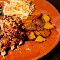 Свиные ребра BBQ с молодым картофелем в Закуси