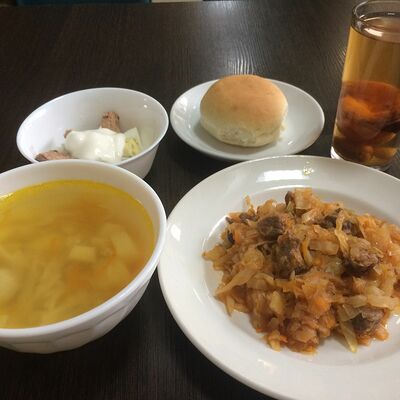 Ланч из супа с куриными фрикадельками и капустой, тушенной с мясом в Братик Томатик по цене 349 ₽