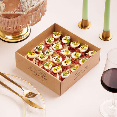 Канапе-бокс с хамоном, перепелиным яйцом, крошкой из маслин на хрустящем крутоне с крем-чизом в Линия Вкуса по цене 2800 ₽