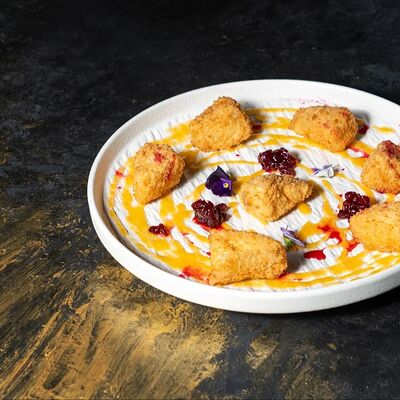 Камамбер в панировкев Bo-bo lounge по цене 1080 ₽