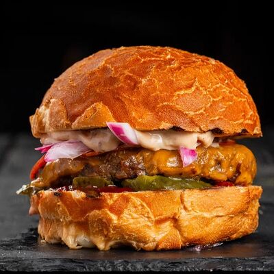 Бургер с говяжьей котлетой, с сыром дорблюи луковым мармеладомв Паб Мира по цене 690 ₽