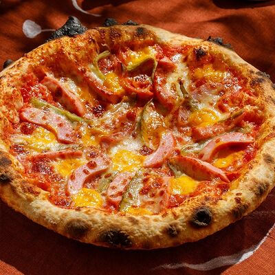 Мини-пицца с сосисками в Кукумбер по цене 550 ₽