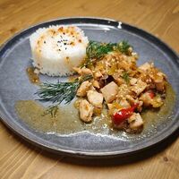 Курица со сладким перцем и с рисом в ATLAS BY CUISINE