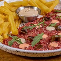 Тартар с картофельными диперами в The Rocket Bar