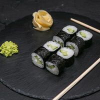 Классический ролл с огурцом в Rolls